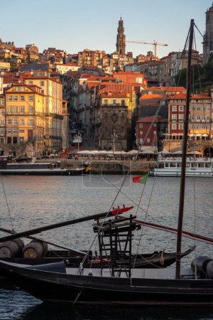 Téléchargez les photos : Vue sur le fleuve Douro et la ville de Porto à l'aube de l'automne au Portugal - en image libre de droit