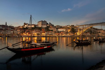 Téléchargez les photos : Vue sur le fleuve Douro et la ville de Porto au coucher du soleil en automne au Portugal - en image libre de droit