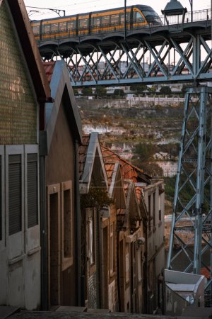 Téléchargez les photos : Pont sur le fleuve douro dans la ville de porto en automne en portugais - en image libre de droit