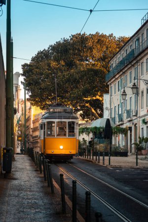 Téléchargez les photos : Rue de lisbon en portugais avec tram le jour - en image libre de droit