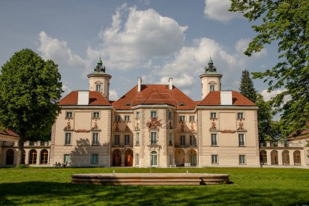 Téléchargez les photos : Palais Belinski près de Varsovie au printemps pendant la journée - en image libre de droit