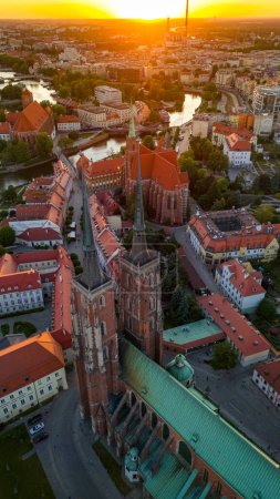 Téléchargez les photos : Vue sur le centre historique de Wroclaw en Pologne et l'île de Tumski au coucher du soleil au printemps - en image libre de droit