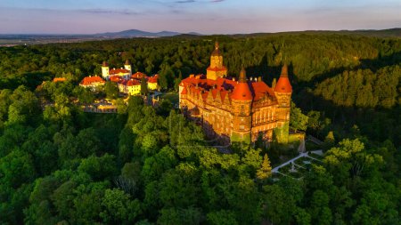 vista aérea del castillo de Ksiaz en wabrzych al atardecer en primavera en Polonia