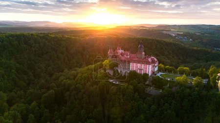 vista aérea del castillo de Ksiaz en wabrzych al atardecer en primavera en Polonia