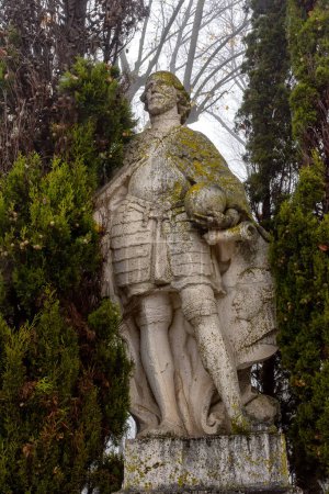Téléchargez les photos : Monument au roi wisigoth Wamba dans le parc Vega à Tolède, Espagne - en image libre de droit