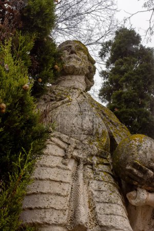 Téléchargez les photos : Monument au roi wisigoth Wamba dans le parc Vega à Tolède, Espagne - en image libre de droit