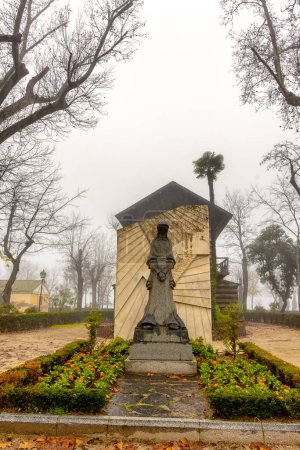 Foto de Homenaje a la Mujer Toledo de Alberto Sánchez en el Parque Vega de Toledo, España - Imagen libre de derechos