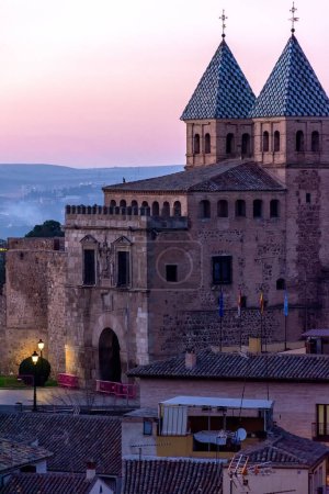 Téléchargez les photos : Historique Puerta de la Bisagra à Toledo, Castilla la Mancha, Espagne - en image libre de droit