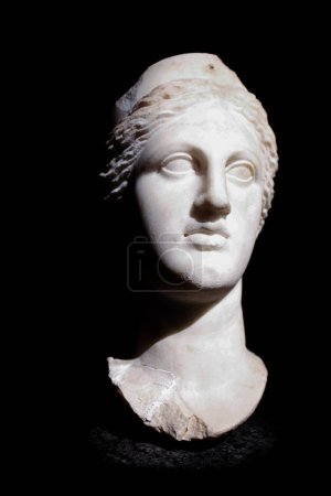 Téléchargez les photos : Sculpture de la tête en marbre d'Artémis, fin IIIe siècle av. J.-C. Artémis est la déesse grecque de la chasse, du désert, des animaux sauvages, de la lune et de la chasteté. - en image libre de droit