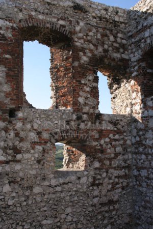 Foto de Ruinas de un castillo medieval en Olsztyn rastro de nidos de águilas - Imagen libre de derechos