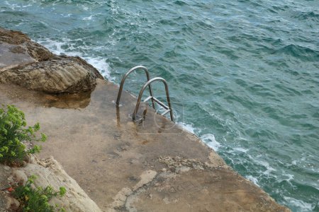 Foto de Escalera peligrosa entrada en el agua - Imagen libre de derechos