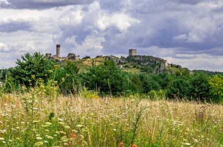 Foto de Ruinas de un castillo medieval en Olsztyn rastro de nidos de águilas - Imagen libre de derechos