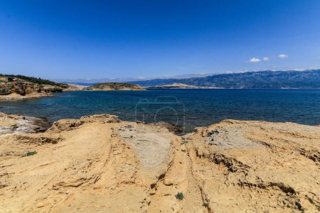 Téléchargez les photos : Plage sauvage et pierreuse sur l'île Adriatique de Rab à Croati - en image libre de droit
