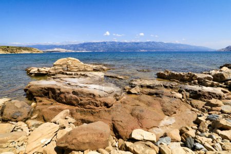 Téléchargez les photos : Plage sauvage et pierreuse sur l'île Adriatique de Rab à Croati - en image libre de droit