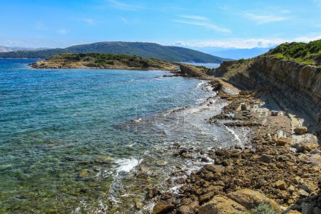 Téléchargez les photos : Plages sauvages désertes et pierreuses en Croatie sur l'île de Ra - en image libre de droit