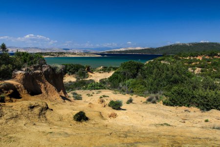 Téléchargez les photos : Dunes de sable Plages verdoyantes sauvages en Croatie sur l'île de Rab - en image libre de droit