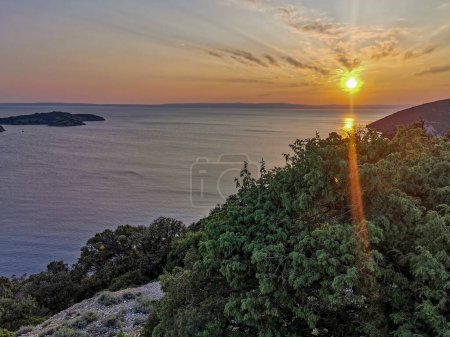 Téléchargez les photos : Soleil et plage de galets sans personnes un endroit pour se détendre Island Rab à Croati - en image libre de droit