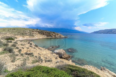 Téléchargez les photos : Plage rocheuse abandonnée inaccessible aux habitants de l'île de Rab en Croatie - en image libre de droit