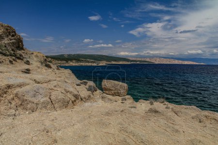 Téléchargez les photos : Plage rocheuse abandonnée inaccessible aux habitants de l'île de Rab en Croatie - en image libre de droit