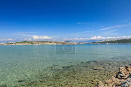 Téléchargez les photos : Une plage inaccessible sans personne sur l'île de Rab en Croatie - en image libre de droit
