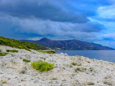 Téléchargez les photos : Plages désertes sauvages inaccessibles sur l'île de Hvar à Croati - en image libre de droit