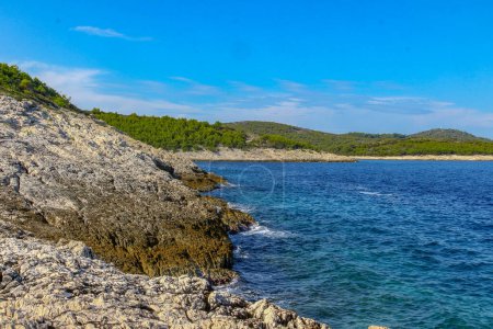 Téléchargez les photos : Plages désertes sauvages inaccessibles sur l'île de Hvar à Croati - en image libre de droit