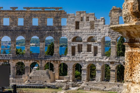 Téléchargez les photos : Amphithéâtre à Pula attractions touristiques arène gladiatoriale en Croatie - en image libre de droit