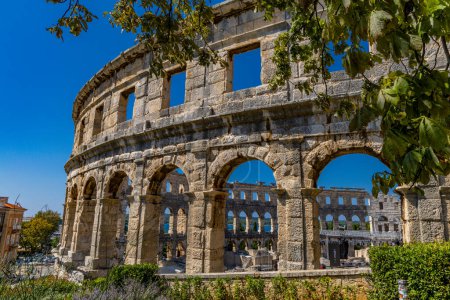 Téléchargez les photos : Amphithéâtre à Pula attractions touristiques arène gladiatoriale en Croatie - en image libre de droit