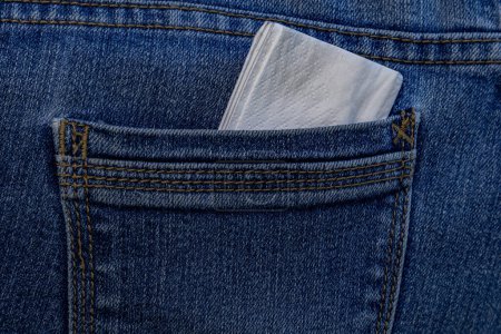 Téléchargez les photos : Tissus mis dans la poche arrière du jean bleu - en image libre de droit