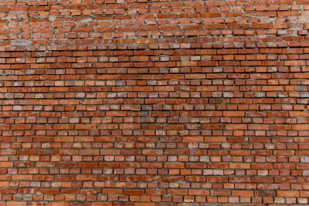 Téléchargez les photos : Bâtiment de briques rouges prévu pour démolition, mur mal placé par le maçon, briques empilées de travers - en image libre de droit