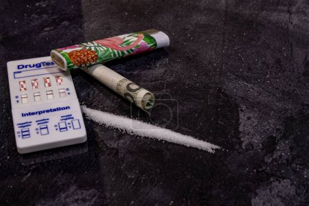 Foto de Contrarrestar la adicción a las drogas en casa prueba de drogas resultado positivo negativo - Imagen libre de derechos