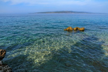 Foto de Costa rocosa del mar Adriático en Croacia, agua azul, sk claro - Imagen libre de derechos