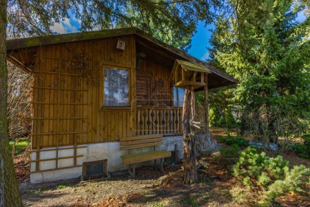 Une cabane de forestier en bois, une petite maison d'été en bois, une mangeoire à oiseaux sur un arbre