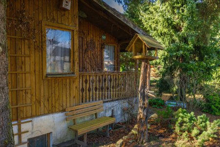 Une cabane de forestier en bois, une petite maison d'été en bois, une mangeoire à oiseaux sur un arbre