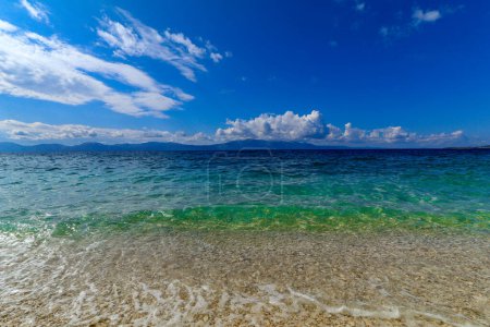 Playa vacía agua azul Adriático mar Makarska Riviera en Croacia