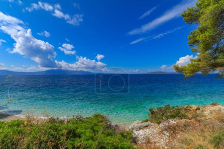 Foto de Playa vacía agua azul Adriático mar Makarska Riviera en Croacia - Imagen libre de derechos