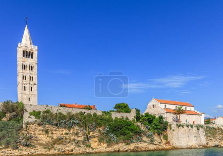 Téléchargez les photos : Vue depuis le bateau sur la vieille ville de Rab, quatre tours d'église historiques, symbole de la ville Croatie - en image libre de droit