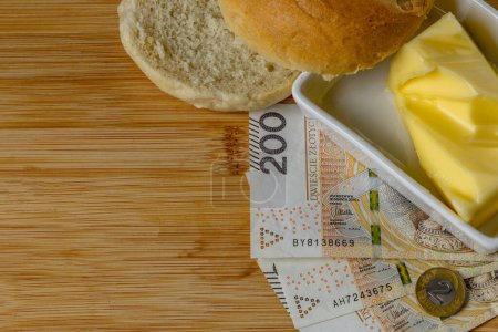 Erhöhung der Lebensmittelpreise in Polen, Brot, Butter am Schneidebrett, Tomaten, Wurst, Mehrwertsteuer auf Lebensmittel in Polen