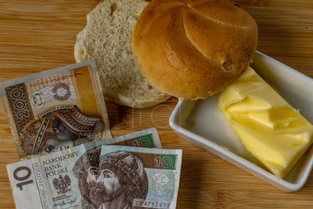 Aumento de los precios de los alimentos en Polonia, pan, mantequilla en una tabla de cortar, tomates, salchichas, IVA sobre los alimentos Polonia mone