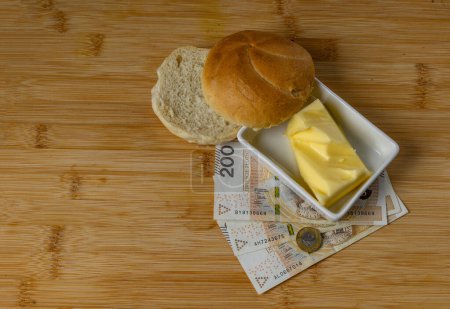 Increase in food prices in Poland, bread, butter on a cutting board, tomatoes, sausage, VAT on food Poland mone