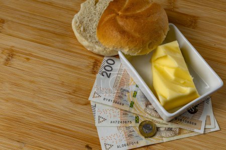 Aumento de los precios de los alimentos en Polonia, pan, mantequilla en una tabla de cortar, tomates, salchichas, IVA sobre los alimentos Polonia mone