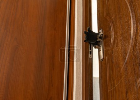 Foto de Robo, un ladrón enmascarado en un pasamontañas abre la puerta - Imagen libre de derechos