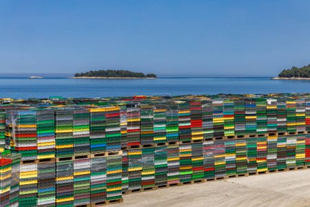 Caisses de fruits de mer colorés en Croatie, navire pour le transport de poissons et fruits de mer, rechargement de navires, caisses de transport de poissons
