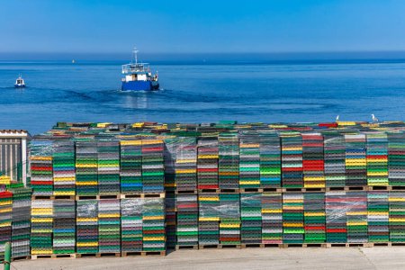 Cajas de mariscos de colores en Croacia, barco para el transporte de pescado y mariscos, recarga de buques, cajas de transporte de pescado Croacia