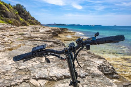 Una pequeña bicicleta eléctrica plegable turística, explorar la costa en bicicleta, el turismo de bicicletas Rovinj Croacia 