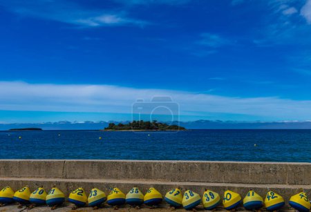 Ganar la lotería boyas de colores con números y letras en la orilla del mar Croacia Jadran
