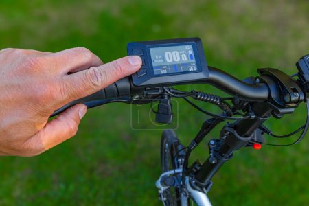 Speed counter, odometer on the handlebar of an electric bike
