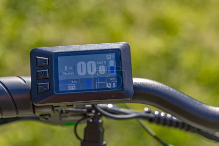 Contador de velocidad, cuentakilómetros en el manillar de una bicicleta eléctrica