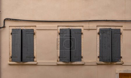 Foto de Ventanas en un antiguo edificio medieval de prisiones - Imagen libre de derechos