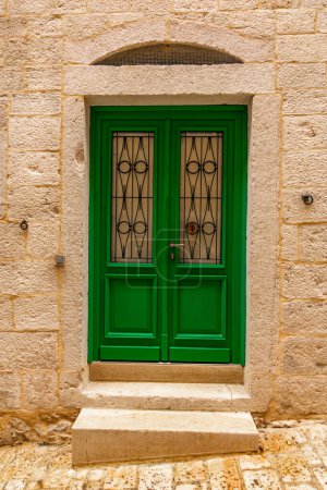 Grüne Tür in einem alten Steingebäude in Kroatien, Rovin